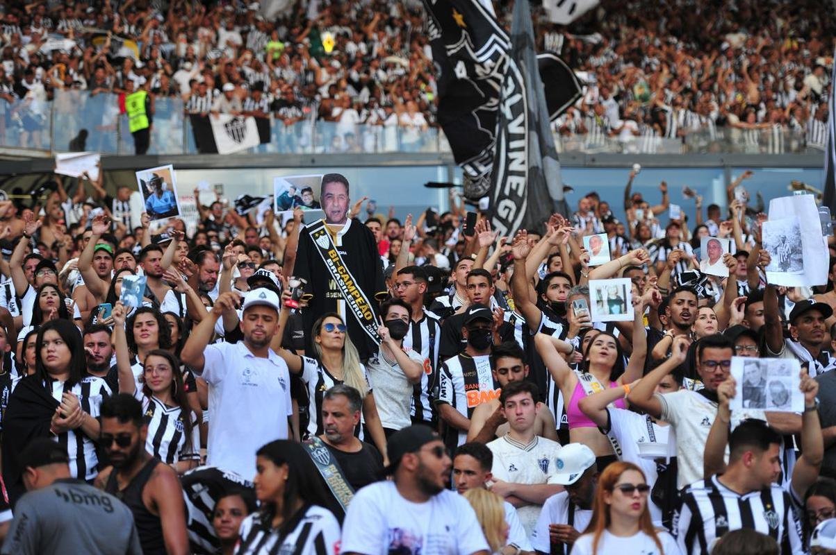 Atleticanos homenageiam no Mineiro familiares que no puderam ver o clube ser bicampeo brasileiro