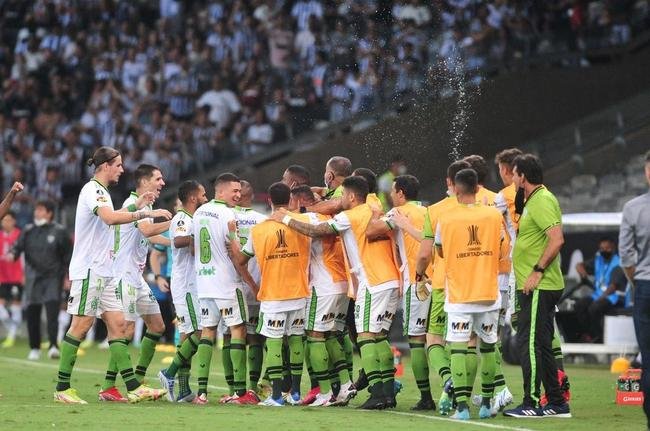 Felipe Azevedo abriu o placar no clssico com um golao em chute de fora da rea, no ngulo esquerdo de Everson: 1 a 0 Amrica