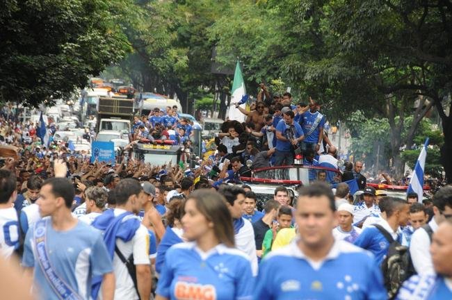 Depois de vencer o Vitria por 3 a 1 no Barrado, em Salvador, na noite de 13 de novembro de 2013, e confirmar o tricampeonato brasileiro, o Cruzeiro desembarcou em Confins numa quinta-feira e foi recebido por milhares de pessoas nas ruas de Belo Horizonte. O elenco desfilou em carro pela Avenida Antnio Carlos, pela Avenida Afonso Pena, no Centro, e foi em direo  sede do Barro Preto. Esta, sem dvida, foi a festa que envolveu o maior nmero de pessoas na capital mineira.