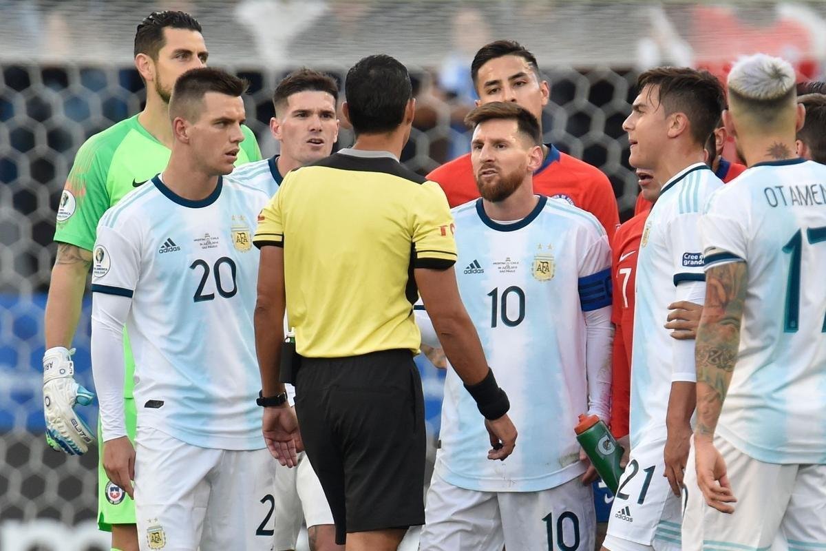 Medel deu peitadas em Messi durante primeiro tempo de Argentina e Chile, e ambos foram expulsos pelo rbitro paraguaio Mario Daz de Vivar. Torcida na Arena Corinthians vaiou a deciso do juiz.
