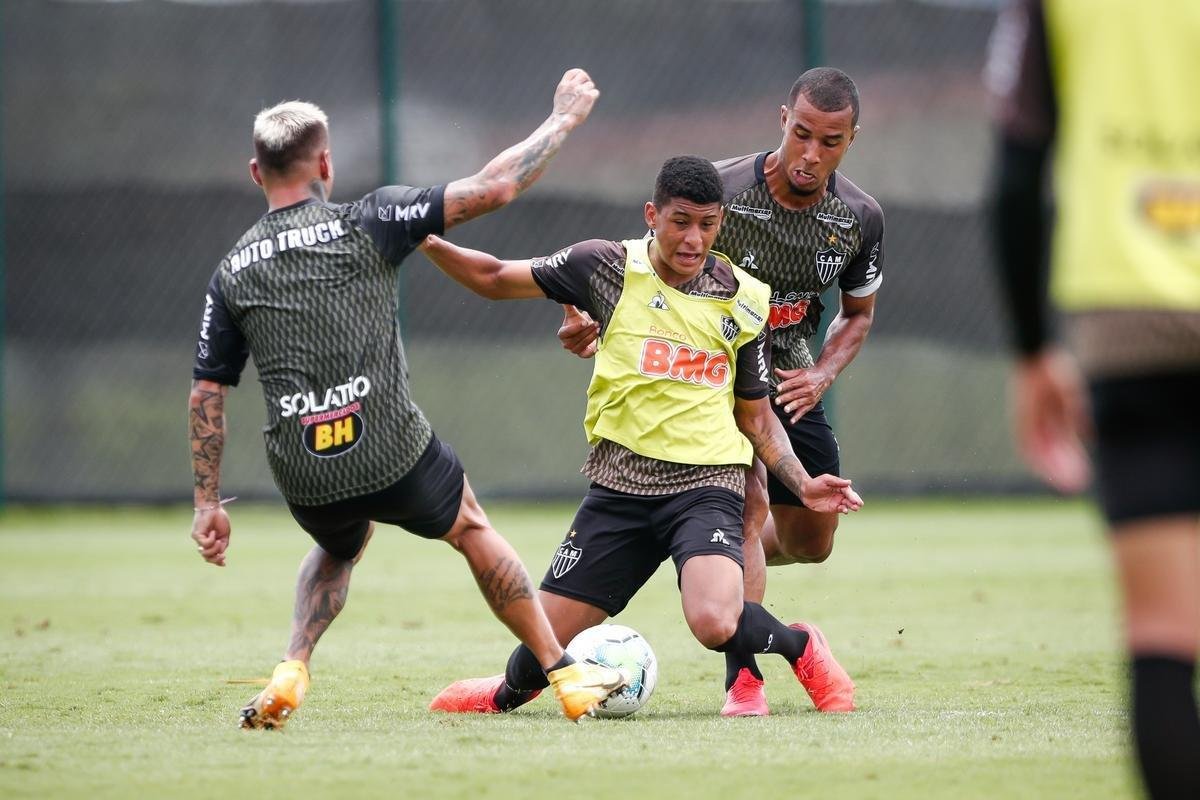 Imagens do primeiro treino de Eduardo Vargas pelo Atltico
