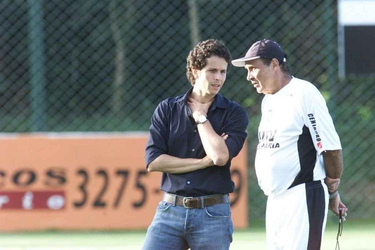 Procpio dirigiu o Atltico em 328 partidas, num total de seis passagens. Os perodos foram 1979/1981, 1984/1985, 1992, 1995/1996, 2003 e 2004/2005. Sob o comando dele, o Galo foi campeo da Copa Conmebol de 1992. Ele levantou a taa nos Mineiros de 1978, 1979 e 1980. Na foto, Procpio em sua passagem pelo Atltico no ano de 2005, ao lado do mdico Rodrigo Lasmar.