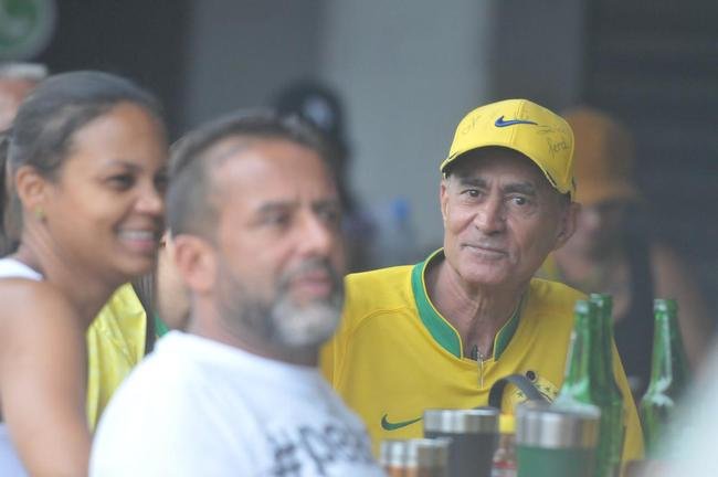 Na regio de Venda Nova, em Belo Horizonte, torcida festeja vitria do Brasil sobre a Coreia do Sul por 4 a 1 pelas oitavas de final da Copa do Mundo