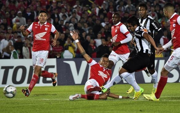 Em 2014, o adversário também foi o Santa Fe. Na fase de grupos da Copa Libertadores, o Galo visitou o time colombiano e ficou no empate por 1 a 1. Guilherme abriu o placar para o Atlético na etapa inicial. Cuero empatou no segundo tempo.