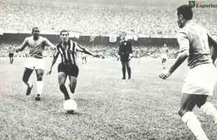 27/10/1967 - Lance do jogo entre Atlético e Cruzeiro, no Mineirão. No detalhe, Vanderlei é observado por Hilton Oliveira e Zé Carlos. A partida terminou empatada em 3 a 3. 
