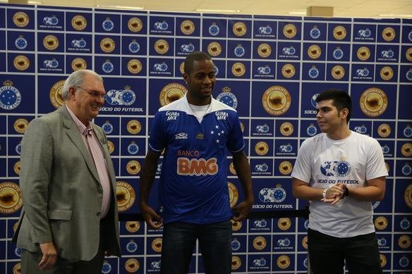 Apresentao do zagueiro Ded ao Cruzeiro. Jogador participou de ao de marketing, foi a supermercado e divulgou programa scio do futebol, que d desconto na compra de produtos