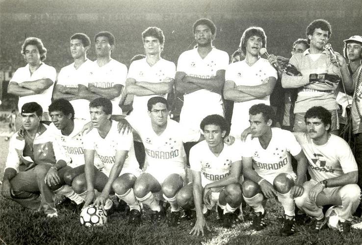 O ano de 1984 foi o primeiro que o Cruzeiro teve uma camisa com marcas de patrocinadores. O primeiro foi o prprio fornecedor de material esportivo, a brasileira Topper, que viria a patrocinar o clube nos anos 1990 e 2000. Na primeira apario, a marca manteve a tradio das ltimas dcadas: camisa predominantemente azul com estrelas brancas soltas. Os primeiros patrocinadores msters tambm comearam a aparecer, mas ainda sem um padro para suas manutenes como visto atualmente. A verso reserva, branca, manteve o mesmo padro.