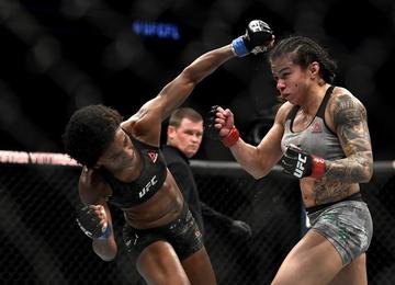 Cláudia Gadelha vence; Edson Barboza perde por decisão dividida
