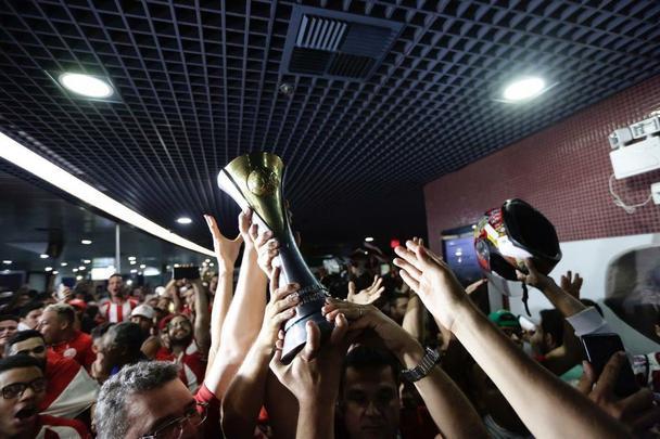 Jogadores, comissão técnica e diretoria do Náutico foram recebidos com festa no desembarque após a conquista do título da Série C do Campeonato Brasileiro, diante do Sampaio Corrêa. A delegação alvirrubra desembarcou em solo pernambucano pouco depois das 23h30 e seguiu em carro aberto para a sede do clube, no bairro dos Aflitos