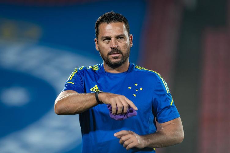 Cruzeiro treinou na Arena do Jacaré, em Sete Lagoas, local do jogo desta quinta, 19h, contra o Operário-PR, pela 24ª rodada da Série B do Brasileiro; veja imagens da atividade comandada pelo técnico Vanderlei Luxemburgo