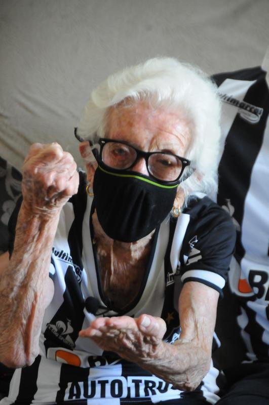 Ana C�ndida de Oliveira Marques, a Vov� do Galo, de 101 anos, ao lado da filha, Maria Aparecida, e dos netos Marcelo e Sabrina