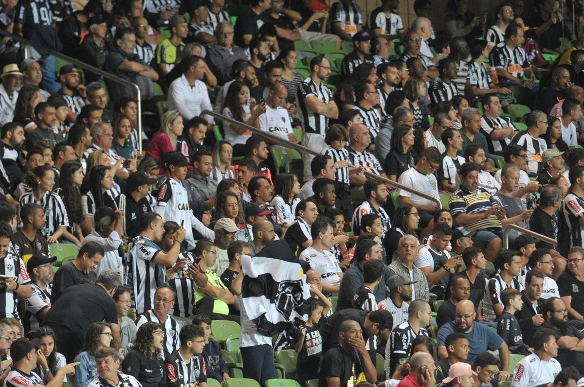 Torcedores de Atltico e Flamengo compareceram ao Horto nesta noite de sbado para assistir ao confronto entre os tradicionais rivais