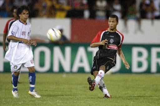 Em 2006, a Finta apresentou uma camisa em cor preta predominante para o Santa Cruz