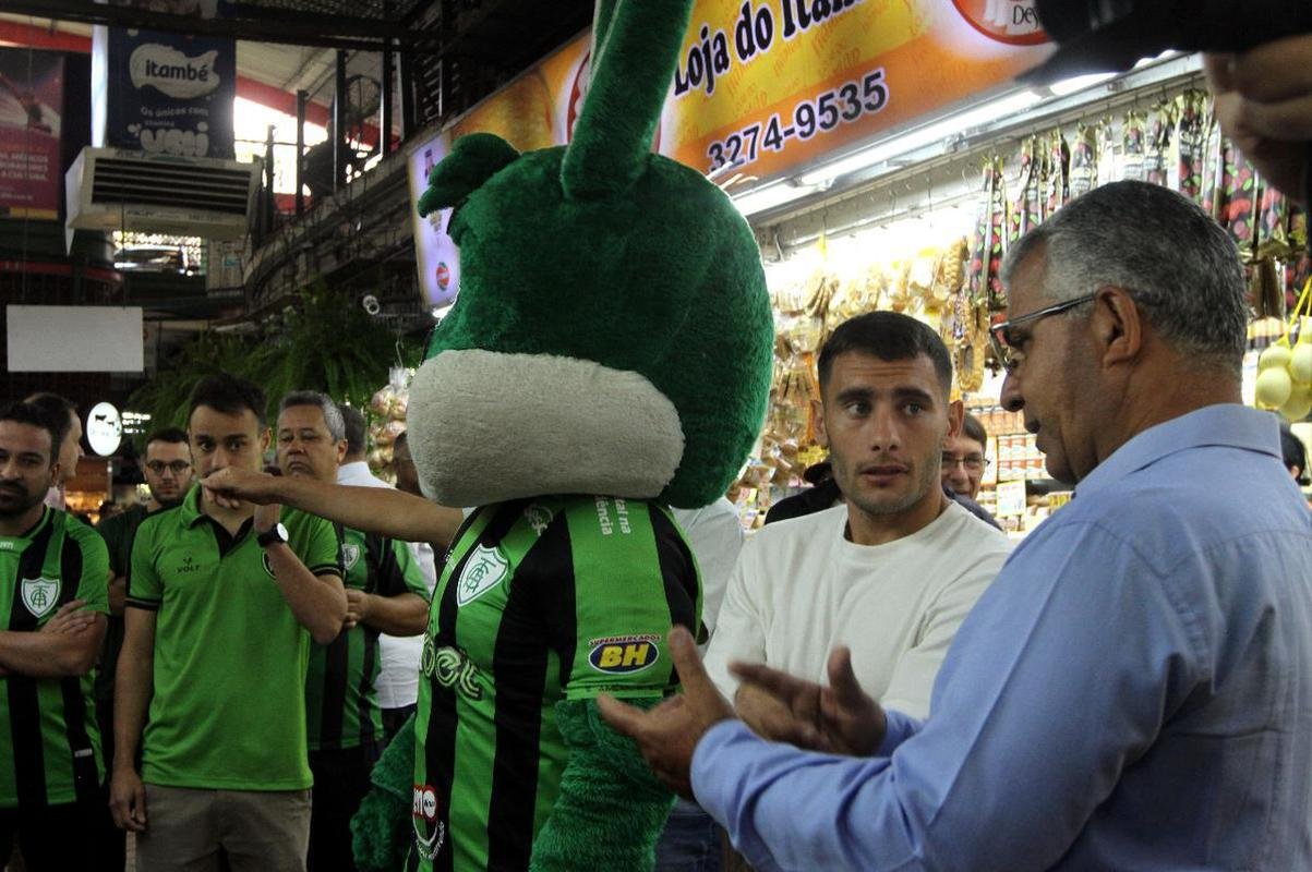 O meia argentino Emmanuel Martinez foi apresentado pelo Am�rica nesta ter�a-feira (16/8), em evento realizado no Mercado Central, em Belo Horizonte.