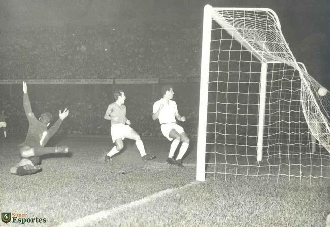 Imagens da vit�ria do Cruzeiro sobre o Santos, por 6 a 2, no Mineir�o, no jogo de ida da final da Ta�a Brasil de 1966. Gols celestes foram marcados por Z� Carlos (contra), Natal, Dirceu Lopes (3) e Tost�o (p�nalti)