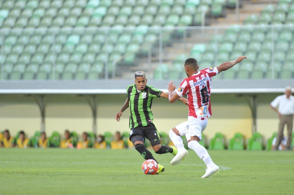 Veja fotos do jogo entre Amrica e Villa Nova