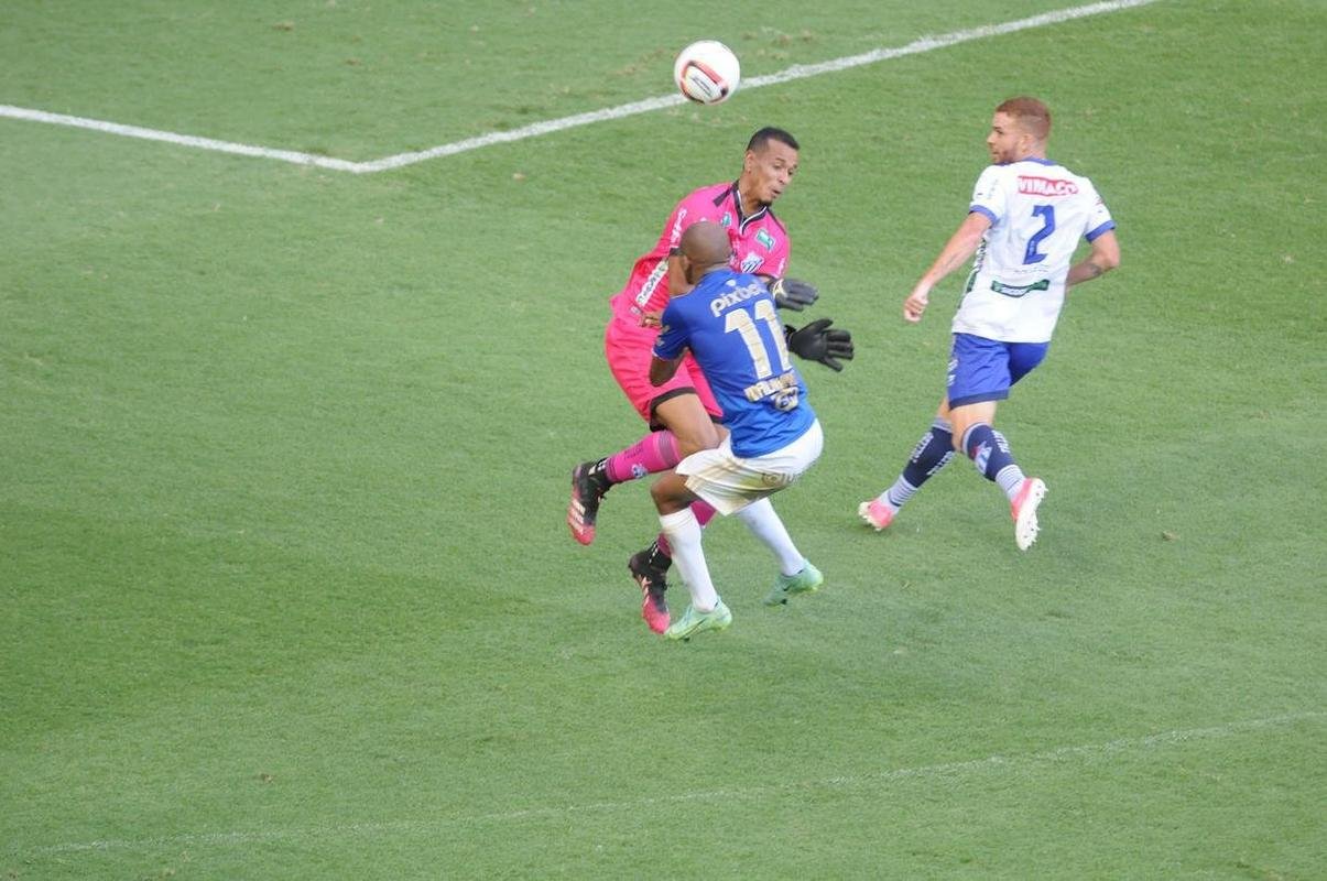 Cruzeiro goleou URT por 3 a 0 no Independncia com gols de Thiago, Machado e Edu em sua estreia no Mineiro. Ronaldo, dono da SAF, assistiu  partida no Horto. Duelo marcou estreia do tcnico uruguaio Paulo Pezzolano