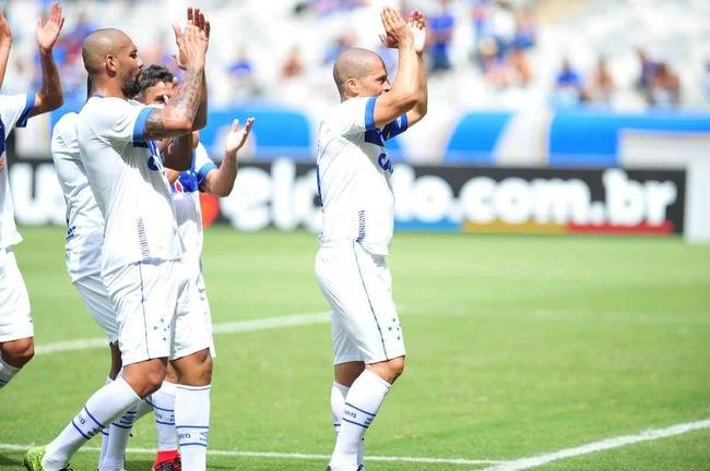 Cruzeiro: time campeo da Trplice Coroa de 2003 venceu equipe de masters por 2 a 1, neste domingo, em jogo festivo realizado no Mineiro