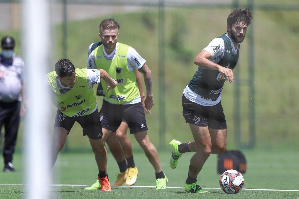Treino do Atlético em campo. Jogadores fizeram atividade pela manhã no gramado. No período da tarde, trabalho foi na academia