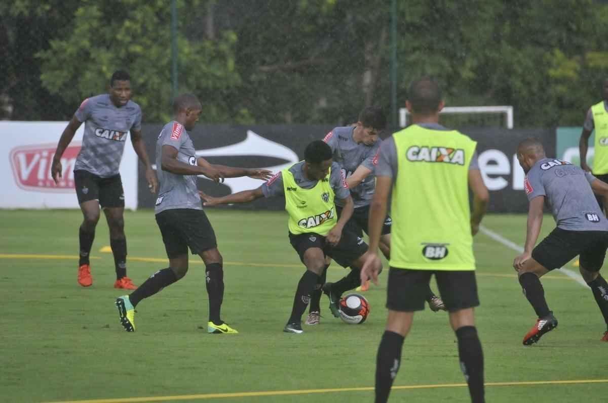 Volante Elias participou nesta quinta-feira do seu primeiro treino como jogador do Atltico. Roger Machado comandou uma atividade com bola utilizando atletas que no jogaram ou atuaram pouco diante do Cruzeiro