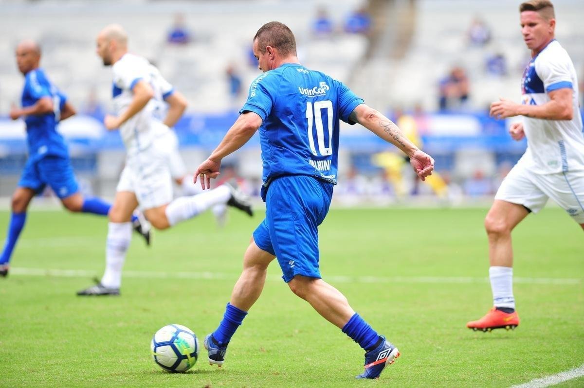 Cruzeiro: time campeo da Trplice Coroa de 2003 venceu equipe de masters por 2 a 1, neste domingo, em jogo festivo realizado no Mineiro