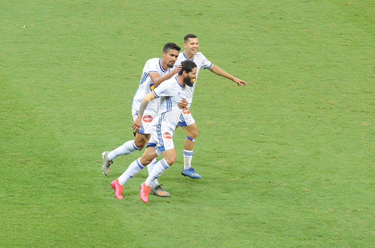 Ainda no primeiro tempo, Cruzeiro ampliou com gol de Arthur Caike