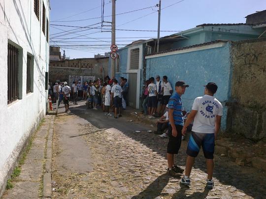 Torcedores do Cruzeiro na chegada ao Independncia (Rua Ismnia Tunes, no Horto)