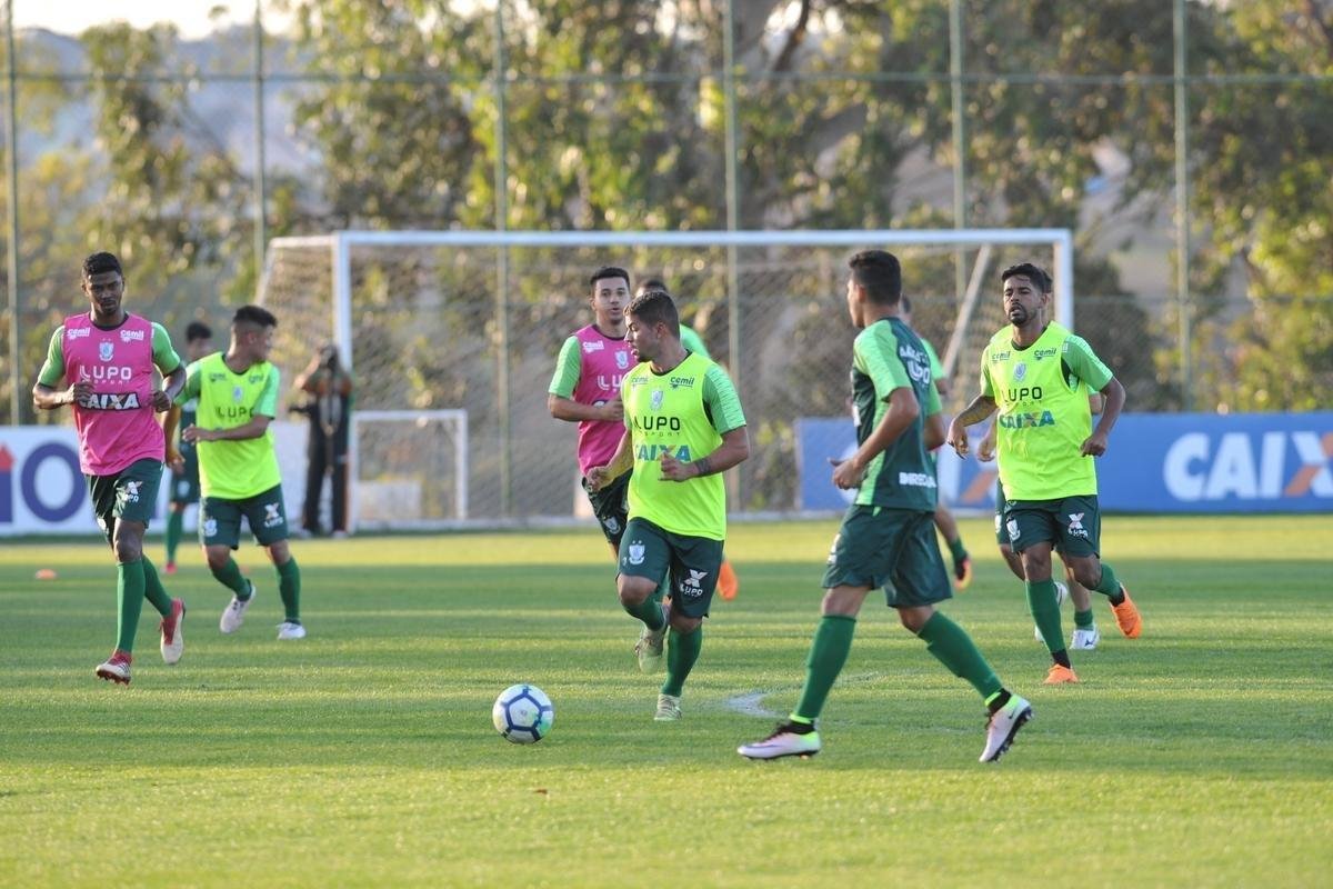 Depois de reunio com elenco e diretoria, Adilson Batista observou treino comandado por Drubscky no Amrica