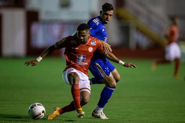 Fotos da goleada do Cruzeiro sobre o Tombense por 3 a 0, neste sbado, no Almeido, em Tombos, pela sexta rodada do Campeonato Mineiro. Time celeste  lder, com 15 pontos. Gols foram de Daniel Jnior, Giovanni e Thiago