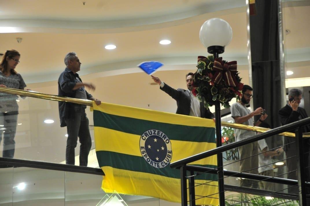 Flash mob da torcida do Cruzeiro no Diamond Mall, shopping do Atltico em Belo Horizonte