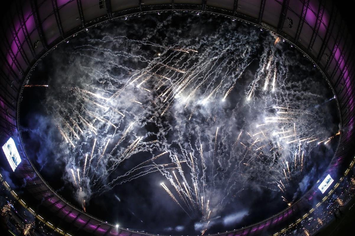 Mineiro teve show de luzes e iluminao especial antes do jogo entre Cruzeiro e Ituano pela Srie B do Campeonato Brasileiro. Estdio aderiu  campanha Outubro Rosa, de conscientizao da sociedade para a preveno do cncer de mama. Houve ainda espetculo com fogos e aes de patrocinadores do clube na esplanada para o torcedor, que festejou com o time o ttulo da Srie B do Brasileiro