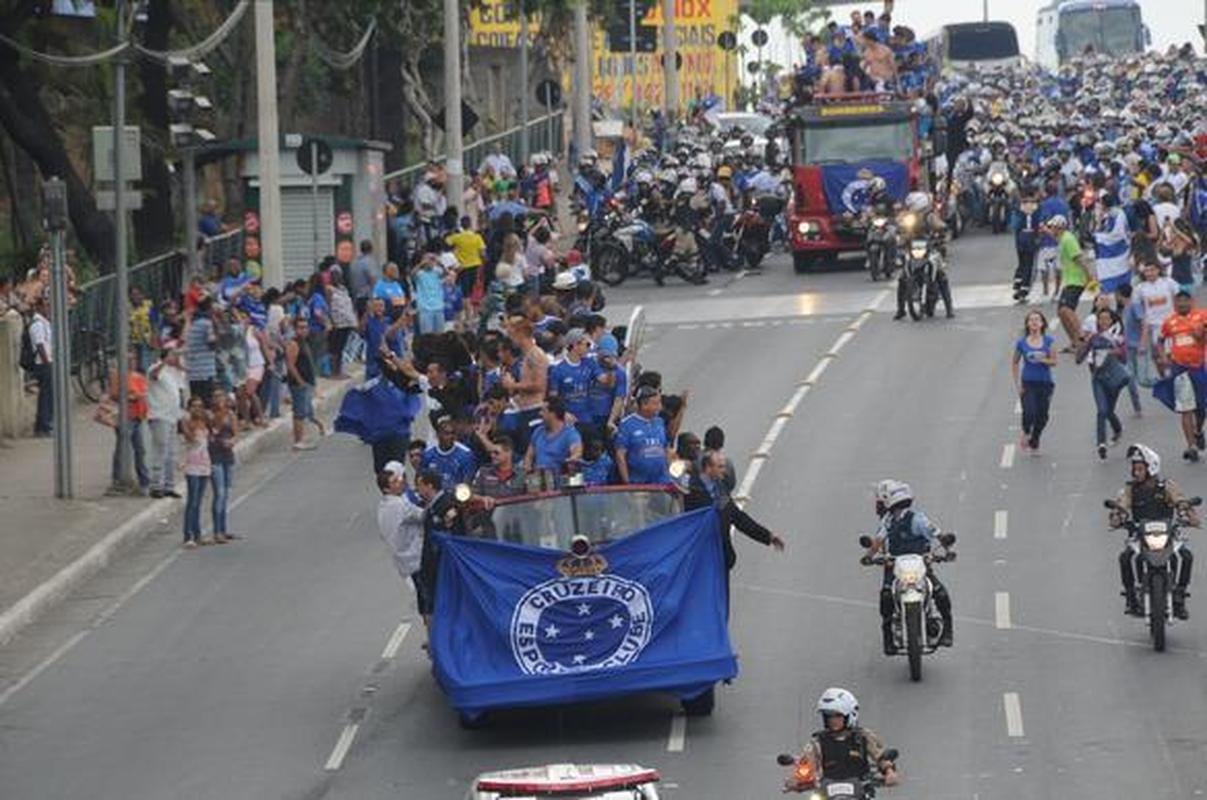 Campe�es brasileiros desfilaram em carro do Corpo de Bombeiros