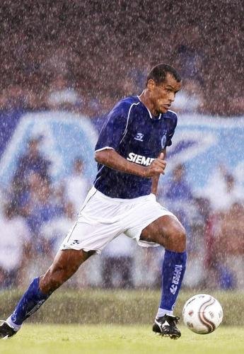 Rivaldo (2004) - Campeão do mundo pela Seleção Brasileira em 2002, Rivaldo foi anunciado como estrela no ano seguinte à conquista da Tríplice Coroa pelo Cruzeiro. Sua passagem pelo clube mineiro, no entanto, foi muito rápida. Ele estreou em 21 de janeiro - empate por 1 a 1 em amistoso com a Cabofriense-RJ - e deixou a Raposa no fim do mês seguinte. Ele pediu demissão após a saída do técnico Vanderlei Luxemburgo. Foram 11 jogos e dois gols marcados.