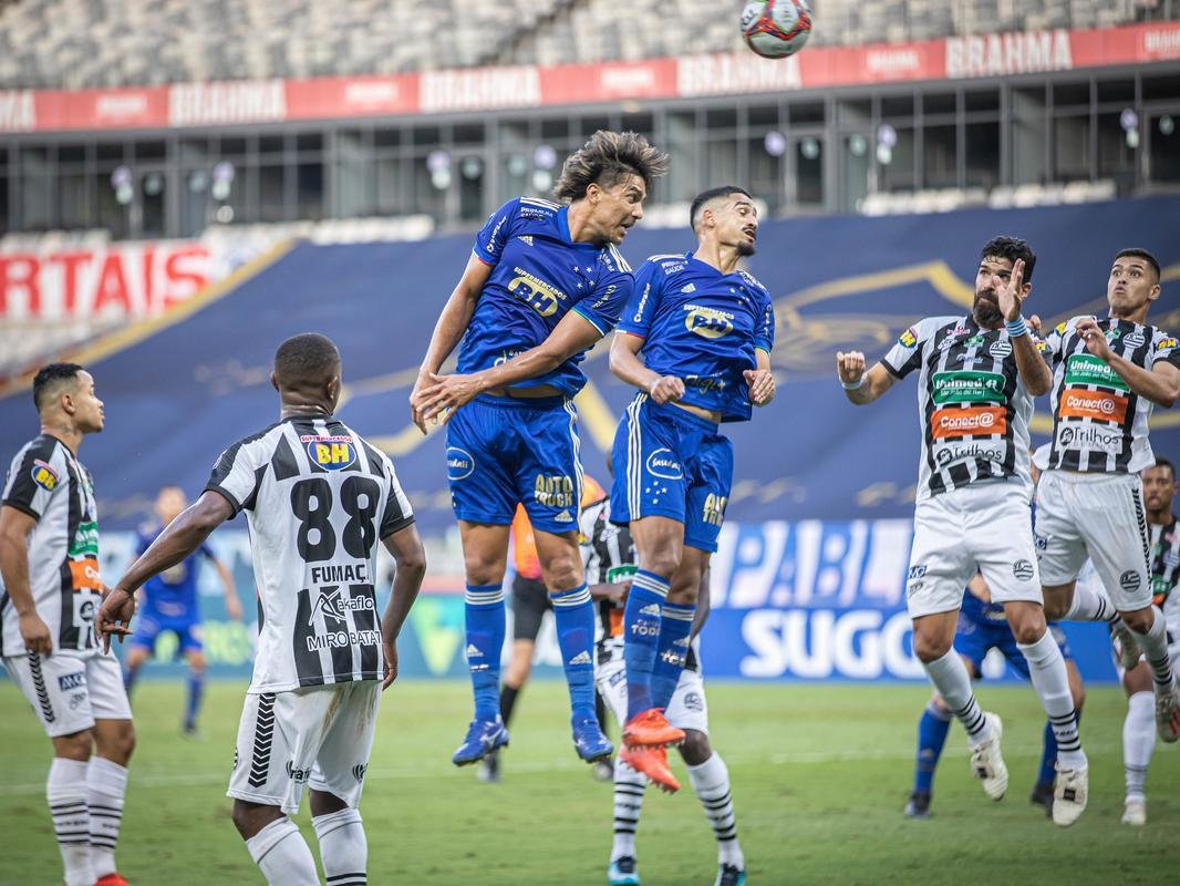 Cruzeiro estreou novo uniforme do centenrio na vitria por 1 a 0 sobre o Athletic, no Mineiro, pelo Mineiro. Verso  completamente azul, fugindo  tradio do clube de ter o calo e os meies brancos.