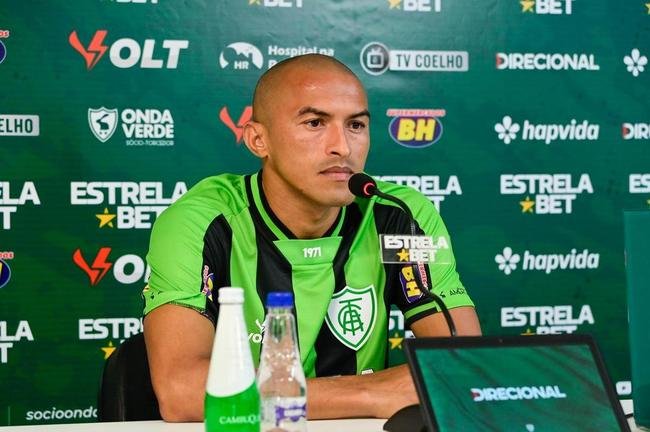 Fotos da apresentao do lateral-direito Nino Paraba no Amrica