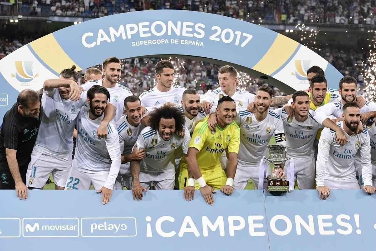 Jogadores do Real Madrid comemoram ttulo da Supercopa da Espanha sobre o Barcelona