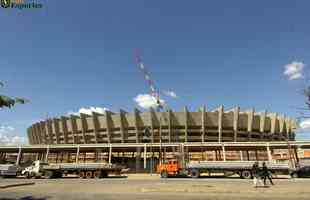 08/03/2012 - Área externa do estádio começa a ganhar nova cara com a construção da esplanada.