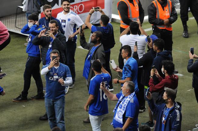 dolos do Cruzeiro, Nonato e Marcelo Ramos participaram de ao com scios-torcedores do clube antes da partida contra o Sport pela Srie B (28/6/2022)