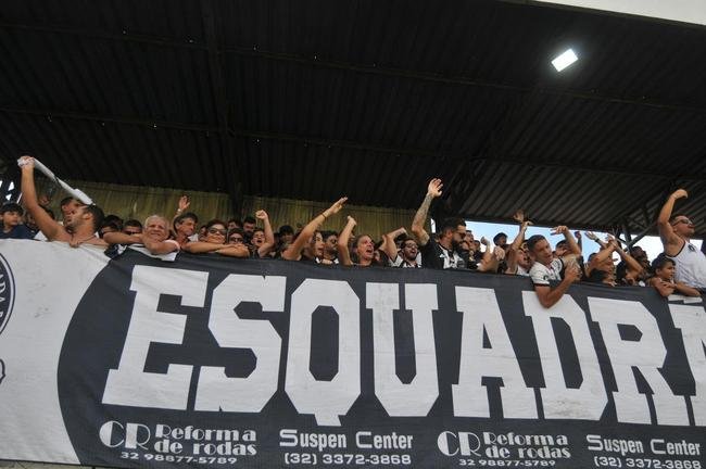 Festa do Athletic ao receber trofu de campeo mineiro do interior