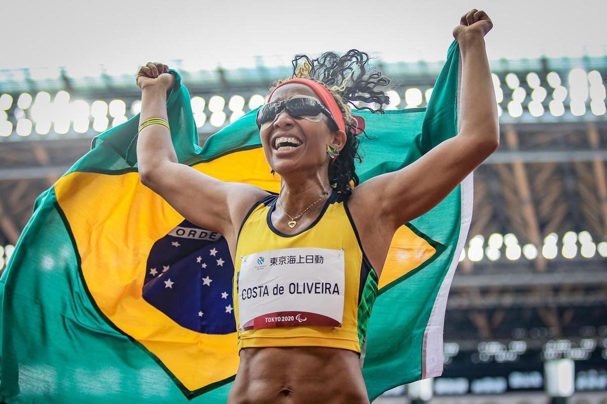 Silvnia Costa comemorou o ouro no salto em distncia T11 no atletismo em Tquio