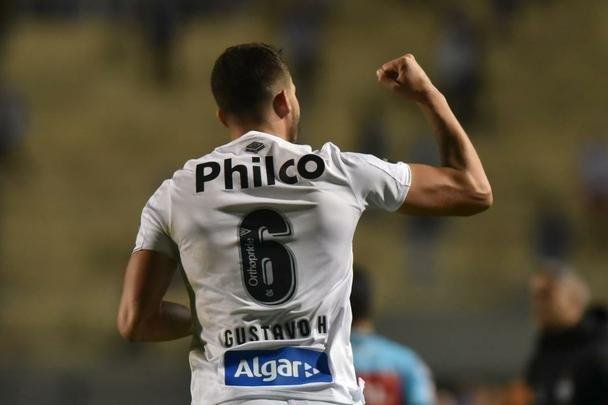 Atlético derrotou Santos por 2 a 1, de virada, com gols de Chará, e avançou às quartas de final da Copa do Brasil