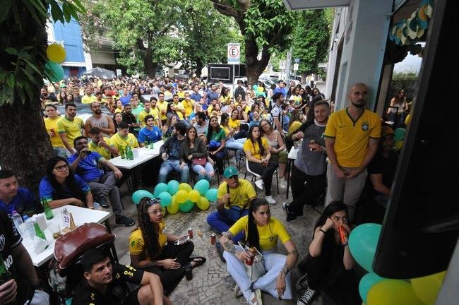 Concentrao de torcedores nos bares da Rua Antnio de Albuquerque, na Savassi