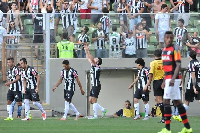 Atleticanos comemoram primeiro gol sobre o Flamengo, marcado contra pelo zagueiro Marcelo