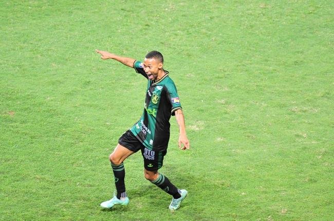 Ademir marcou dois gols na etapa final e colocou o Amrica em vatagem: 2 a 0