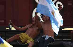 Multido festeja, no Centro de Buenos Aires, o tri mundial da Argentina conquistado na Copa do Catar