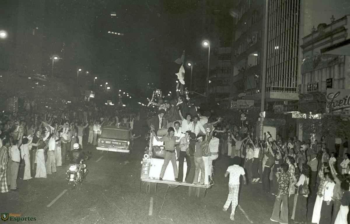 Jogadores do Cruzeiro desembarcam na Pampulha e, em seguida, saem em carro aberto por BH
