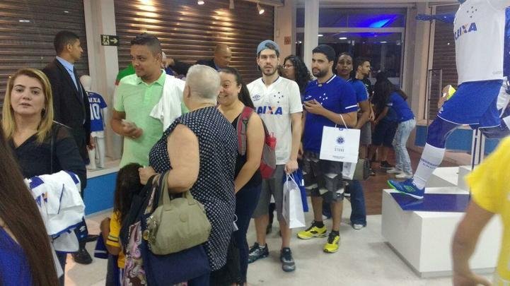 Torcedores do Cruzeiro ganharam autgrafos do volante Hudson e dos meias Thiago Neves e Robinho