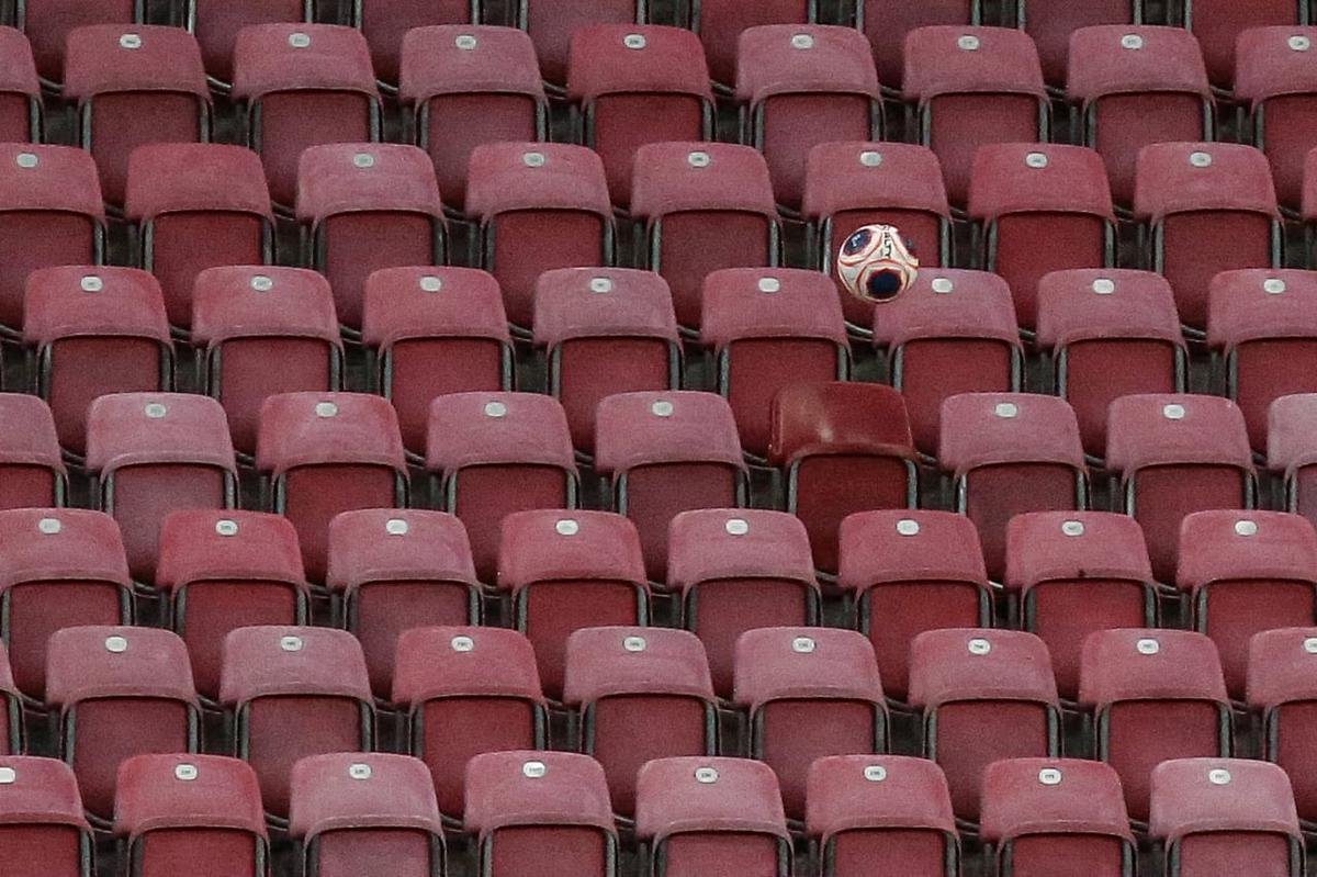 O Náutico equilibrou na segunda metade do primeiro tempo e o jogo ficou aberto para as equipes, com ambas criando boas chances. Jorge Henrique, de cabeça, teve duas oportunidades pelo Timbu. o Santa acertou uma bola na trave, com Didira, mas o placar terminou sem gols na etapa inicial.