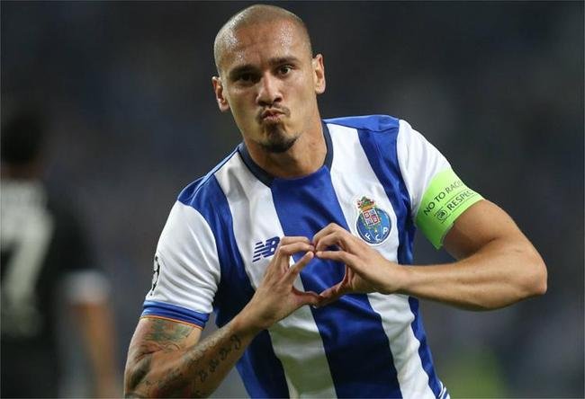 Maicon (zagueiro) - jogar a Srie B pela primeira vez na carreira. Fora do Brasil, jogou uma partida da Segunda Diviso de Portugal pelo time B do Porto, em 2012/2013.