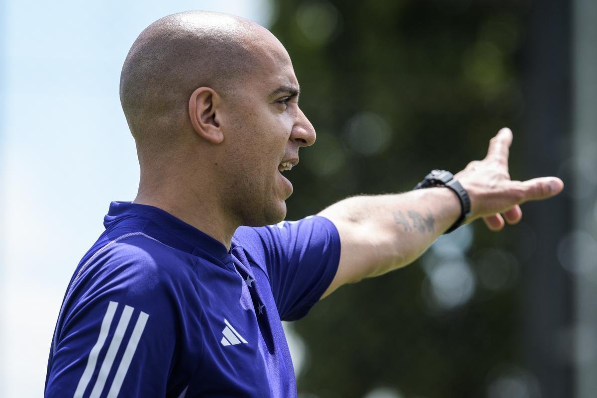 Fotos do primeiro treino do tcnico portugus Pepa no Cruzeiro